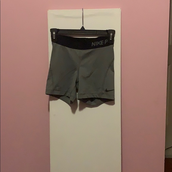 Nike Pros - Picture 1 of 1